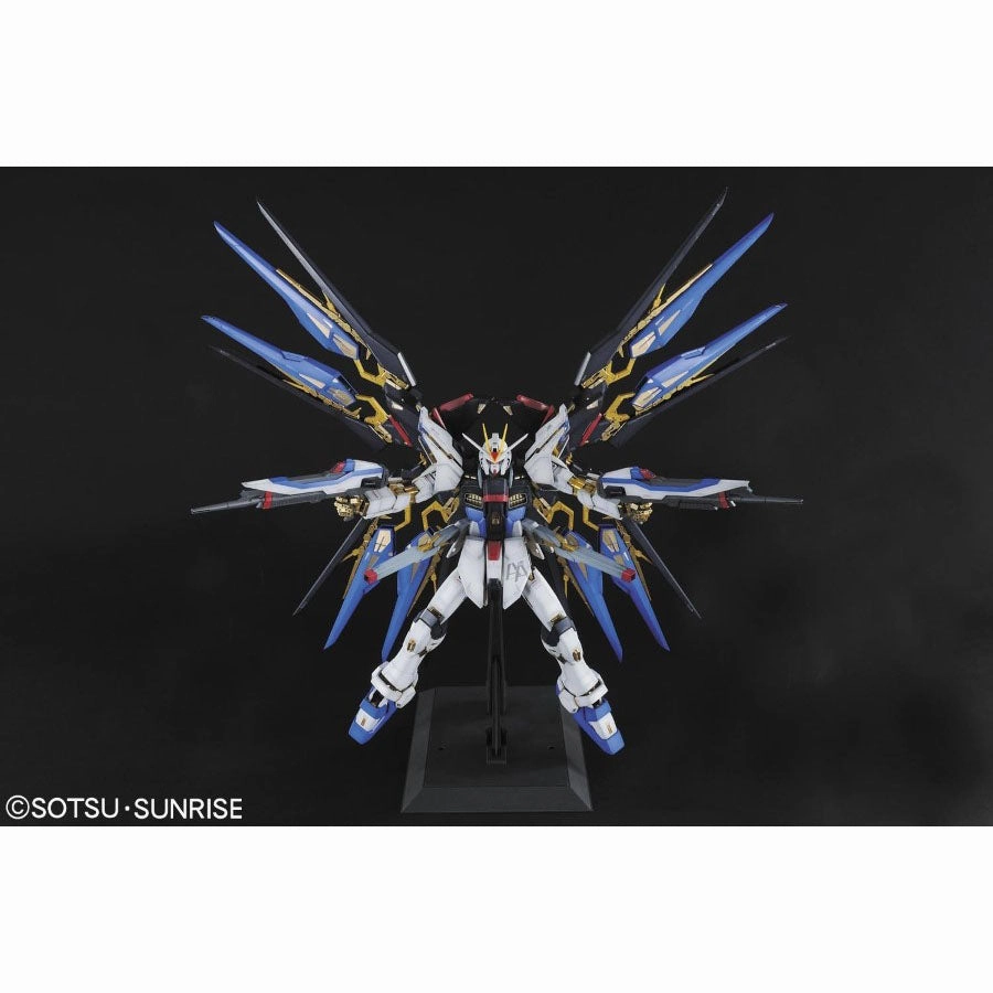 Bandai 1/60 Perfect Grade Gundam ZGMF-X20A Strike Freedom
