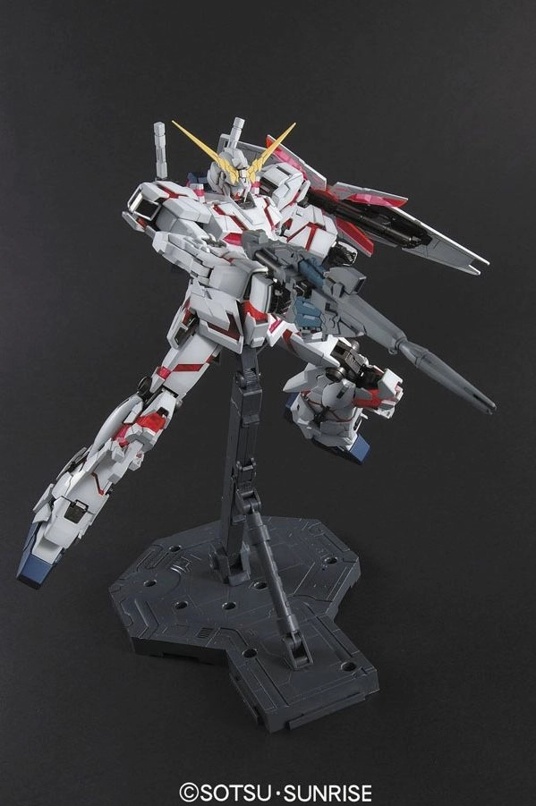 Mobile Suit Gundam Master Grade 1/100 Unicorn Gundam Model Kit