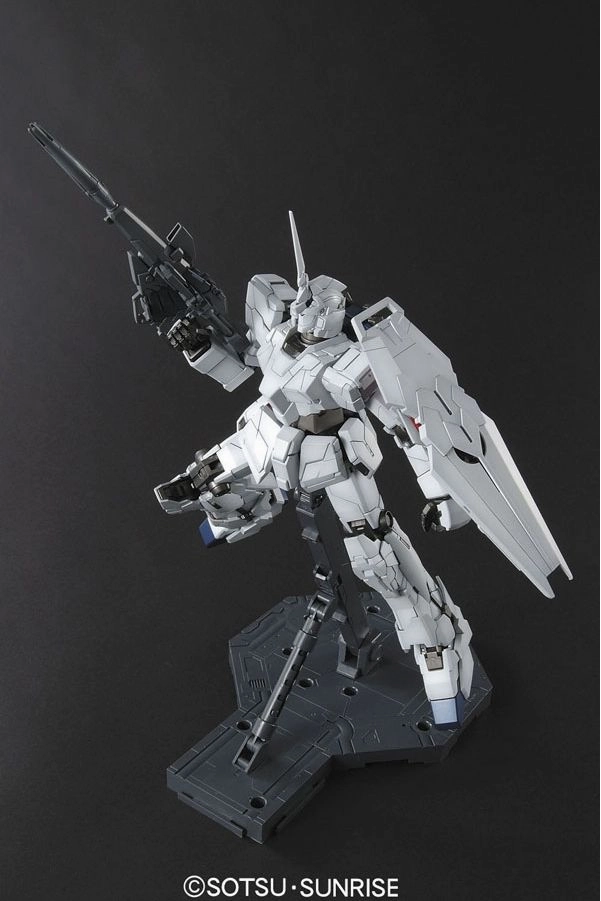 Mobile Suit Gundam Master Grade 1/100 Unicorn Gundam Model Kit